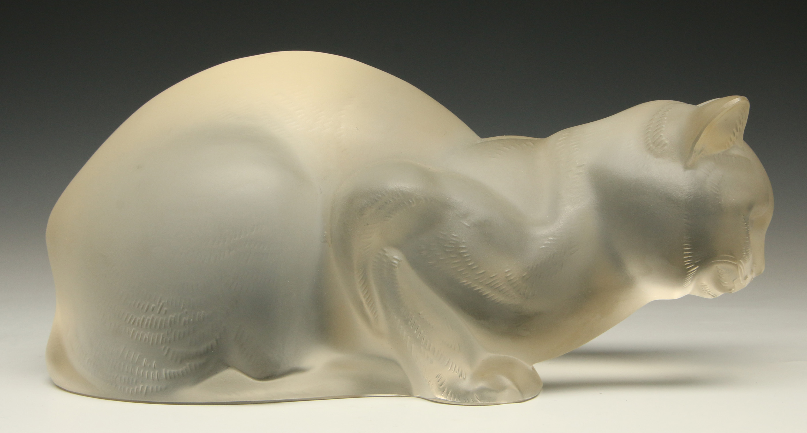 A LALIQUE FRENCH CRYSTAL FIGURE OF A CROUCHING CAT