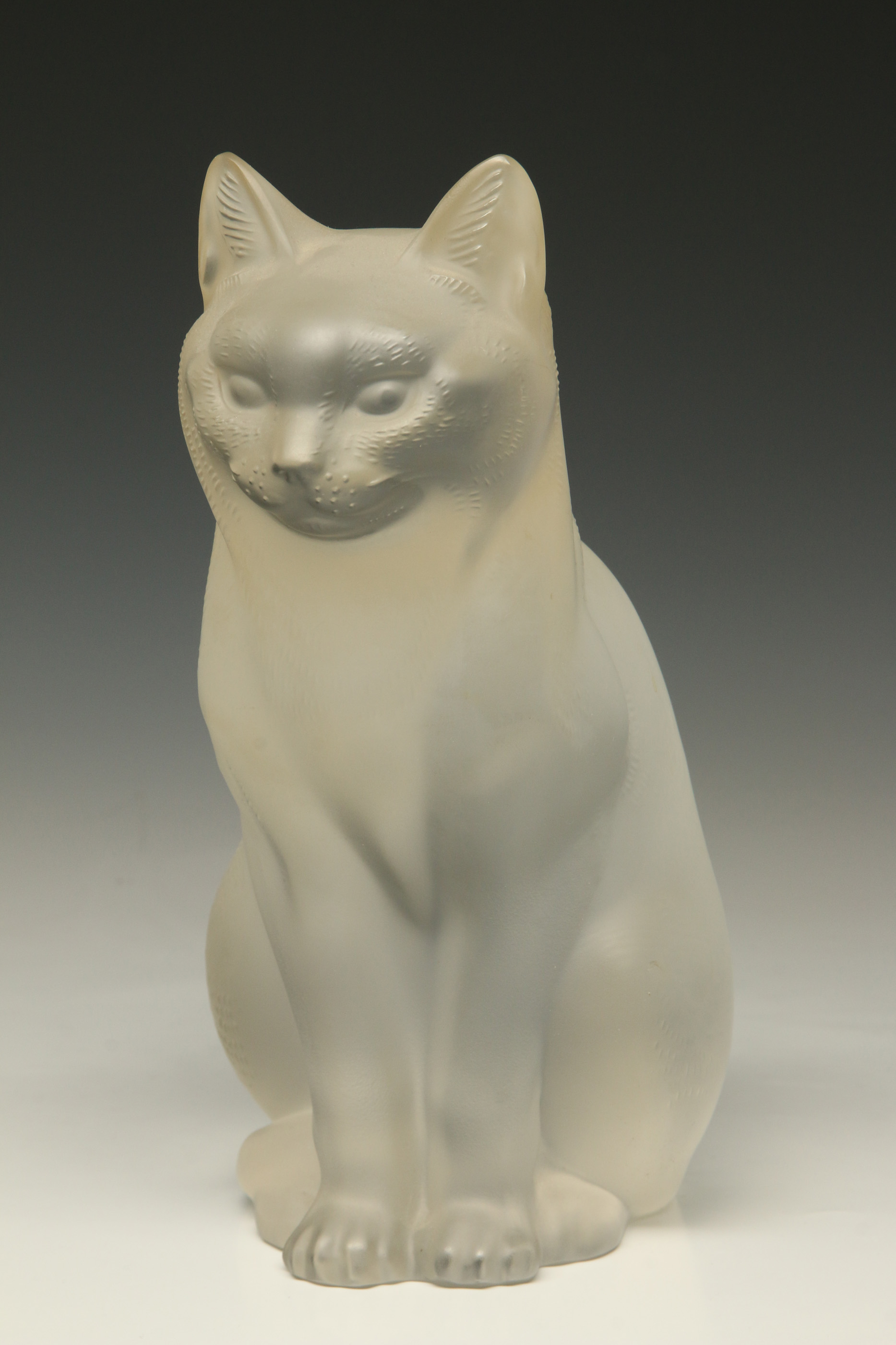 A LALIQUE FRENCH CRYSTAL FIGURE OF A SITTING CAT