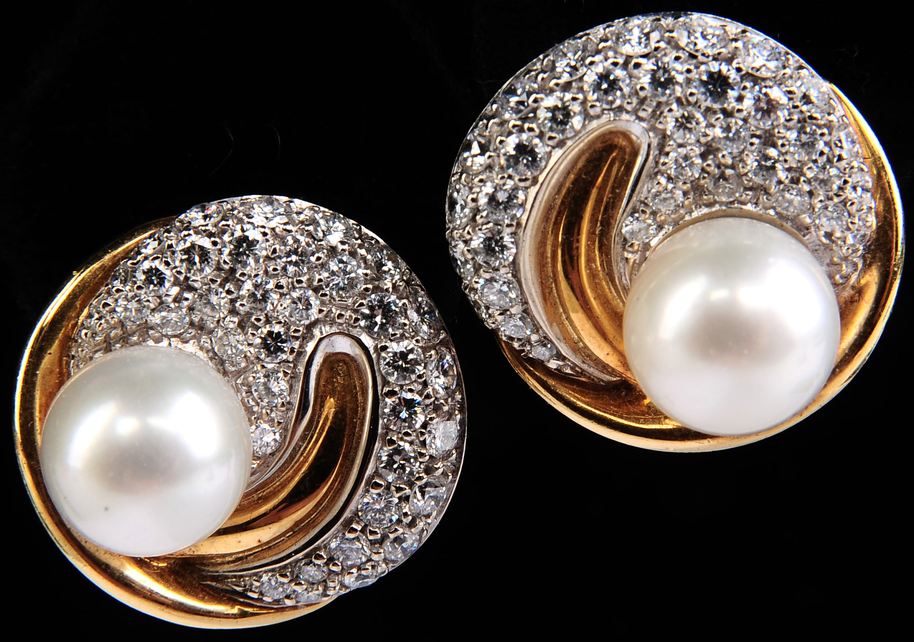 A PAIR OF 18K YELLOW GOLD PEARL AND DIAMOND EARRIN