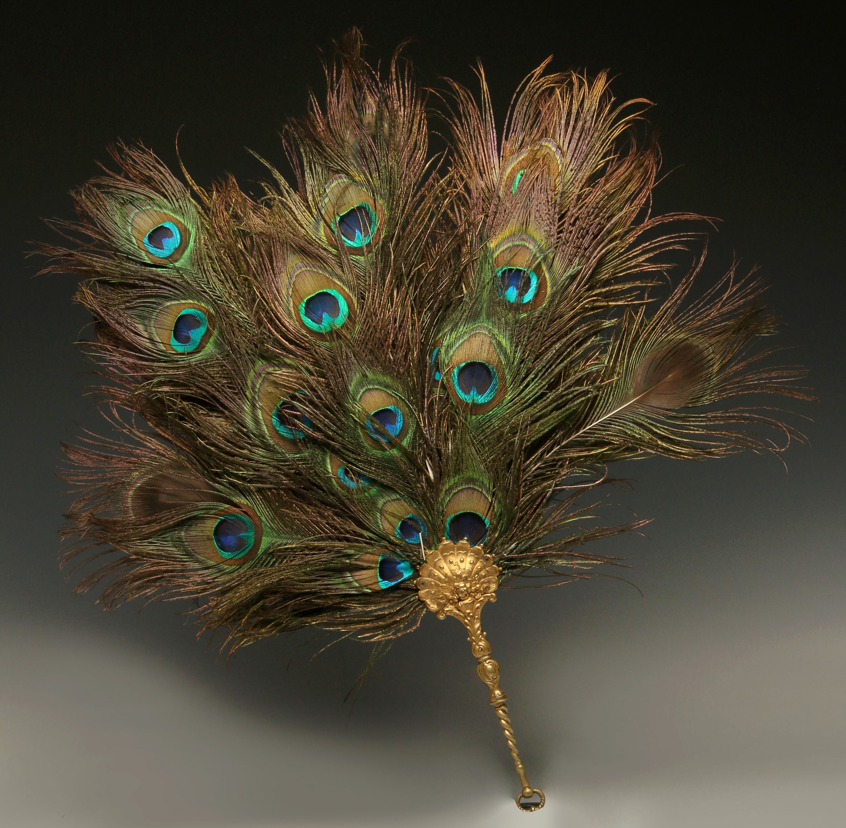 A 19TH C, GILDED HANDLE PEACOCK FEATHER HAND FAN