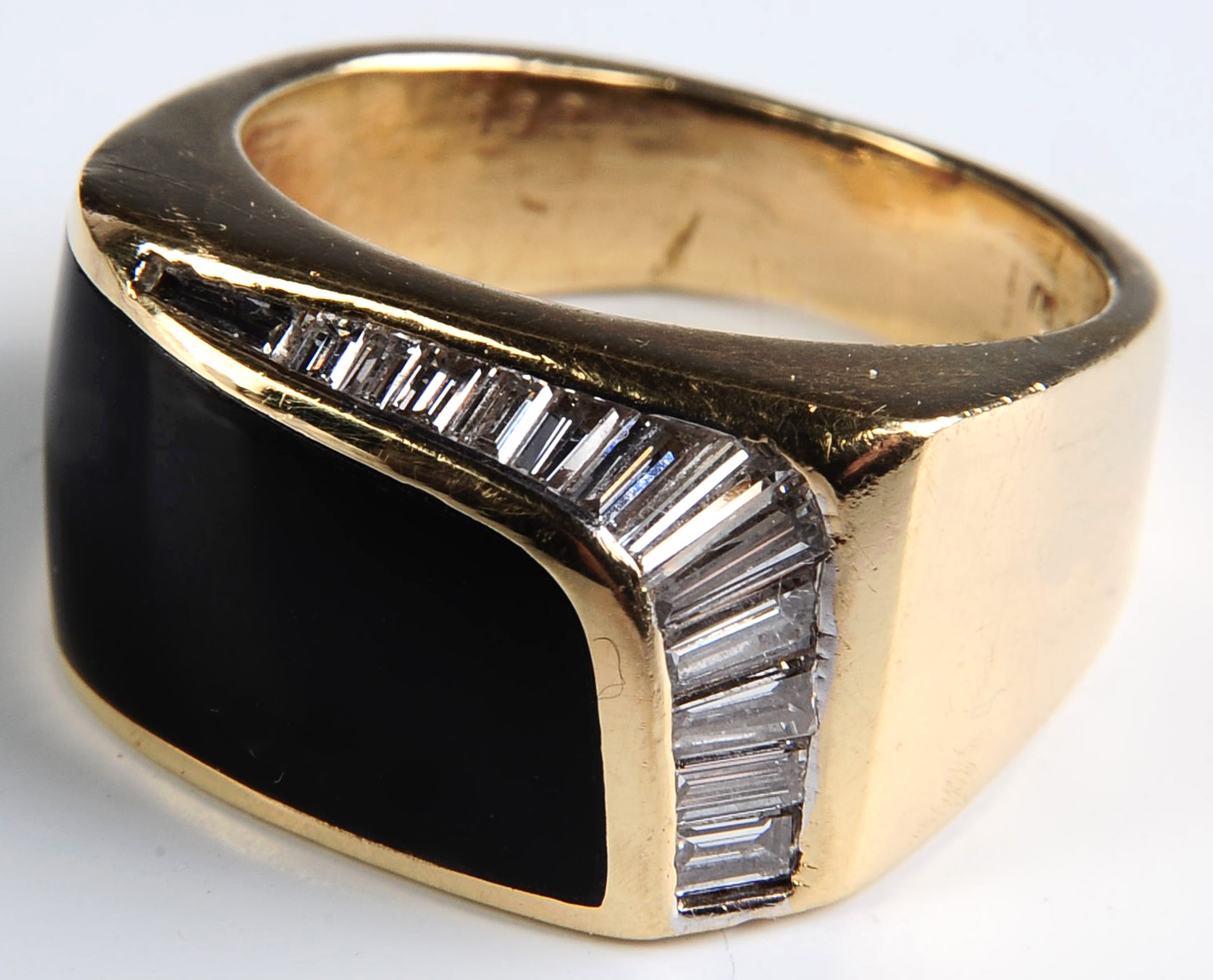 A GENT'S 18K GOLD ONYX AND BAGUETTE DIAMOND RING