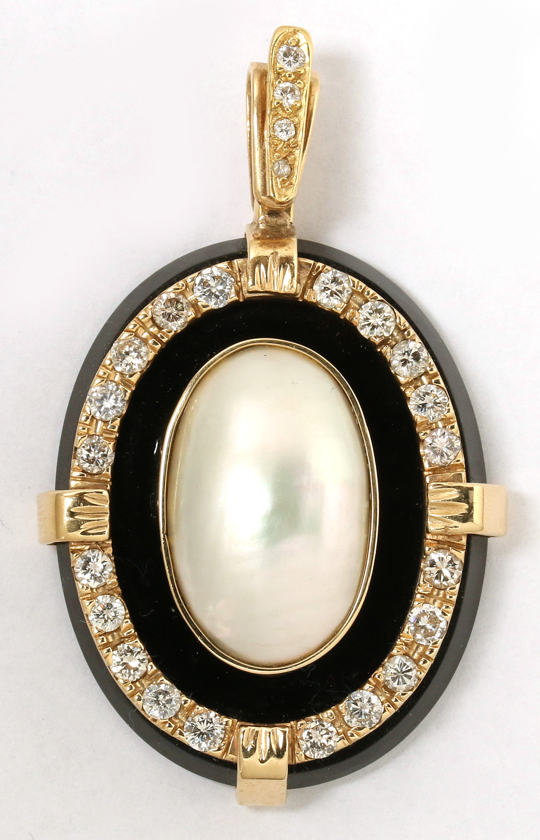 A 14K YELLOW GOLD DIAMOND, ONYX AND PEARL PENDANT