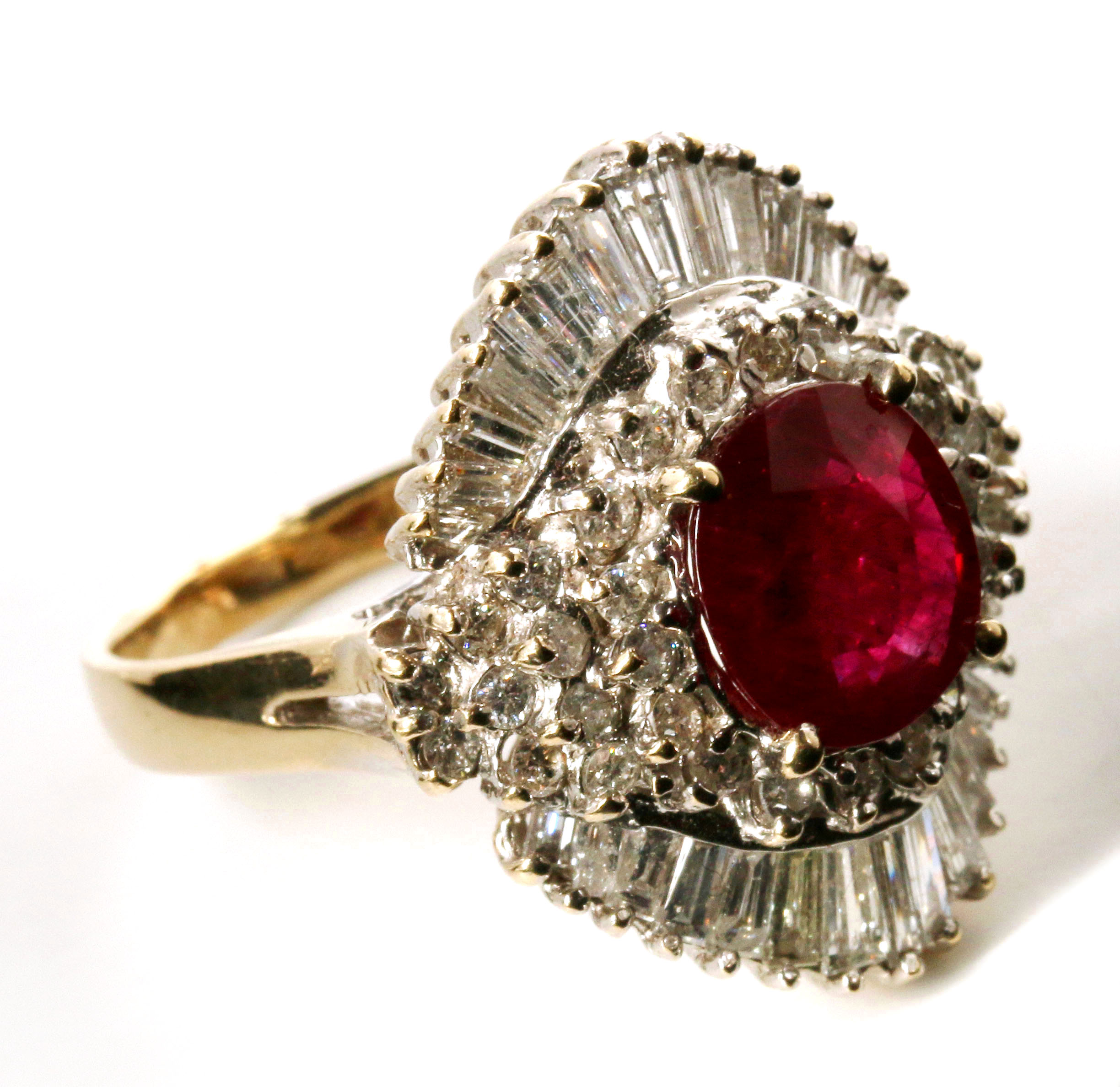 AN 18K GOLD RUBY AND DIAMOND COCKTAIL RING
