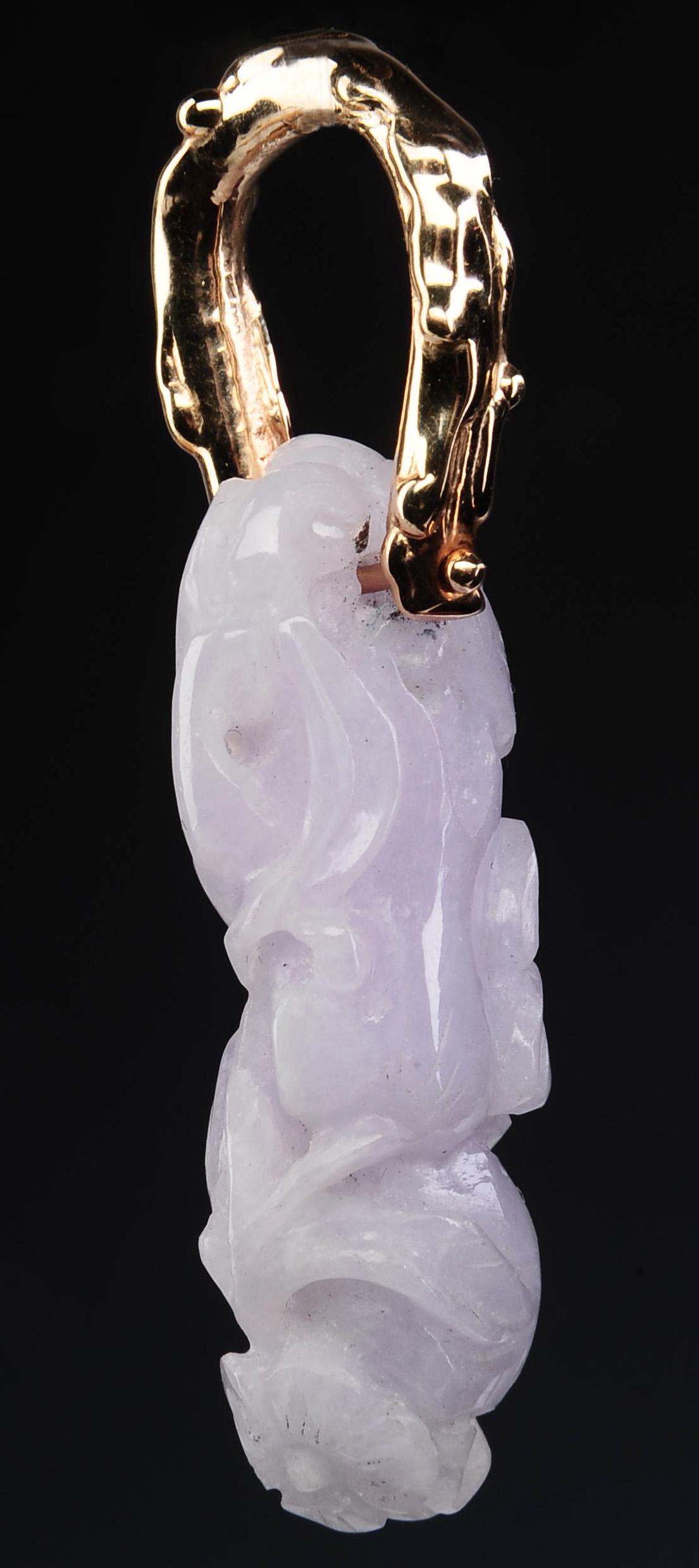 A CARVED PURPLE JADE AMULET WITH GOLD BAIL