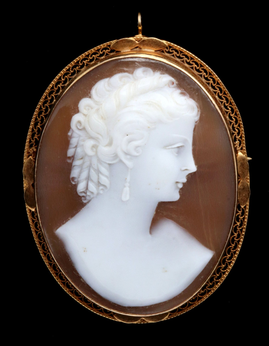 AN ANTIQUE CARVED SHELL CAMEO BROOCH IN 14K GOLD