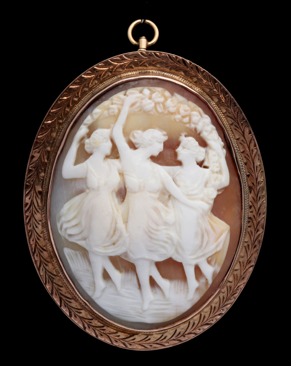 AN ANTIQUE 10K GOLD SHELL CAMEO - THE THREE GRACES