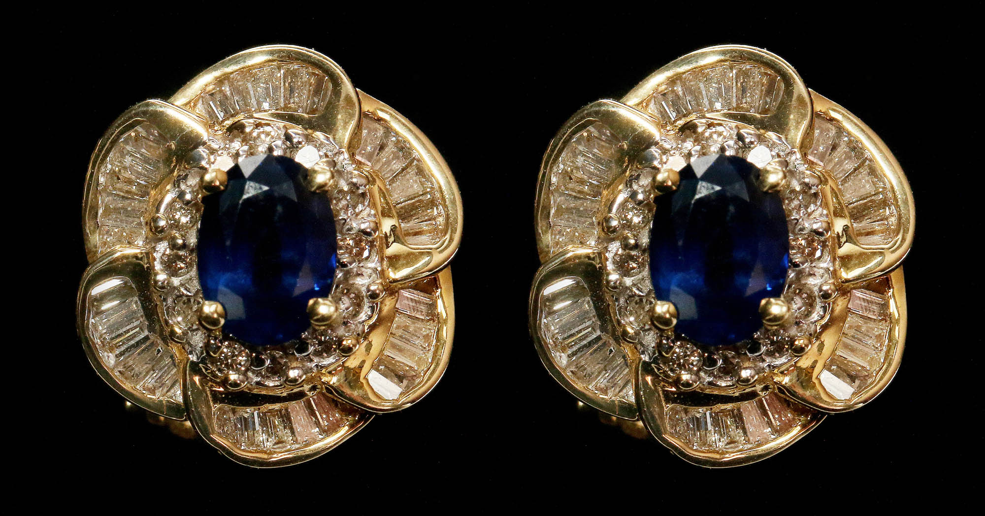 A PAIR OF 14K GOLD SAPPHIRE AND DIAMOND EARRINGS