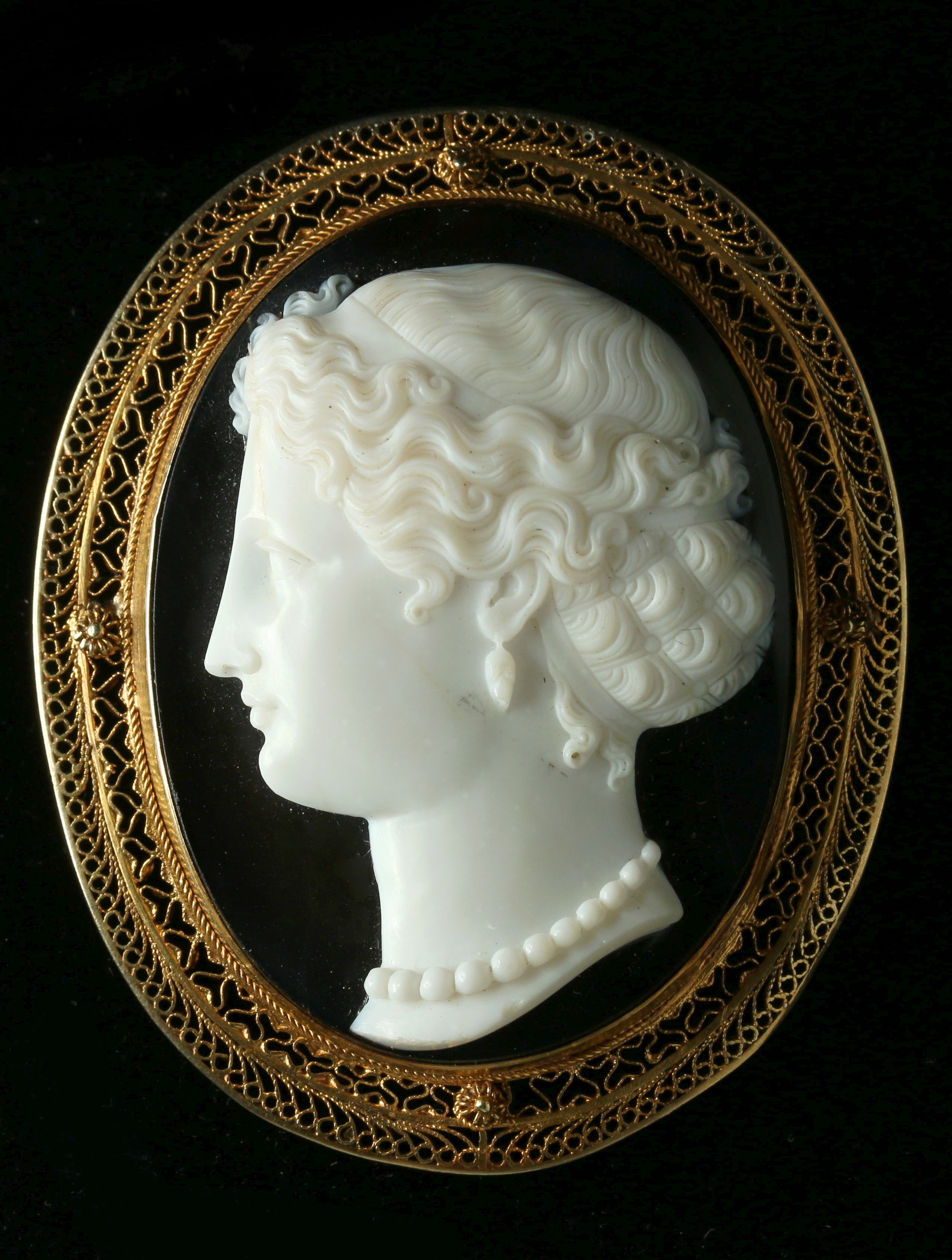 A 19TH C. CARVED ONYX AND 14K GOLD CAMEO BROOCH