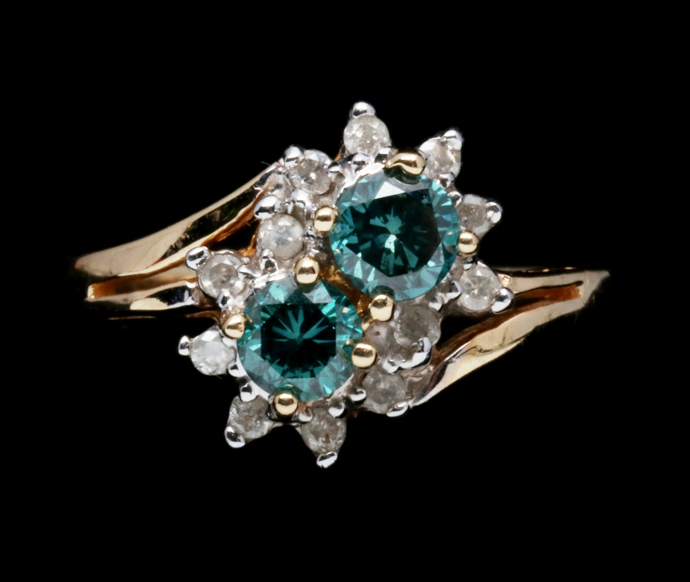 A 14K GOLD COCKTAIL RING WITH BLUE DIAMONDS