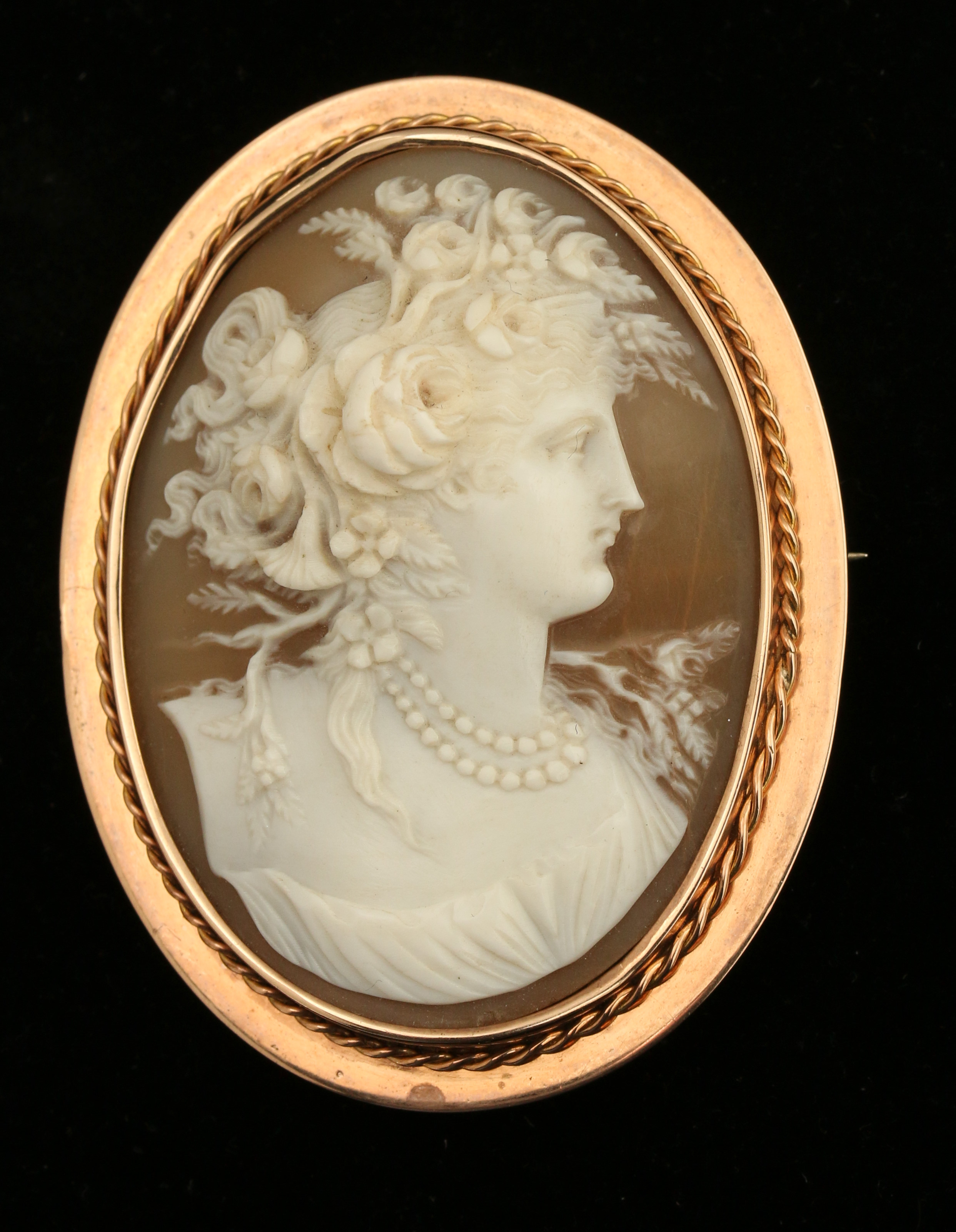 A FINE ANTIQUE HIGH RELIEF CARVED SHELL CAMEO IN 1