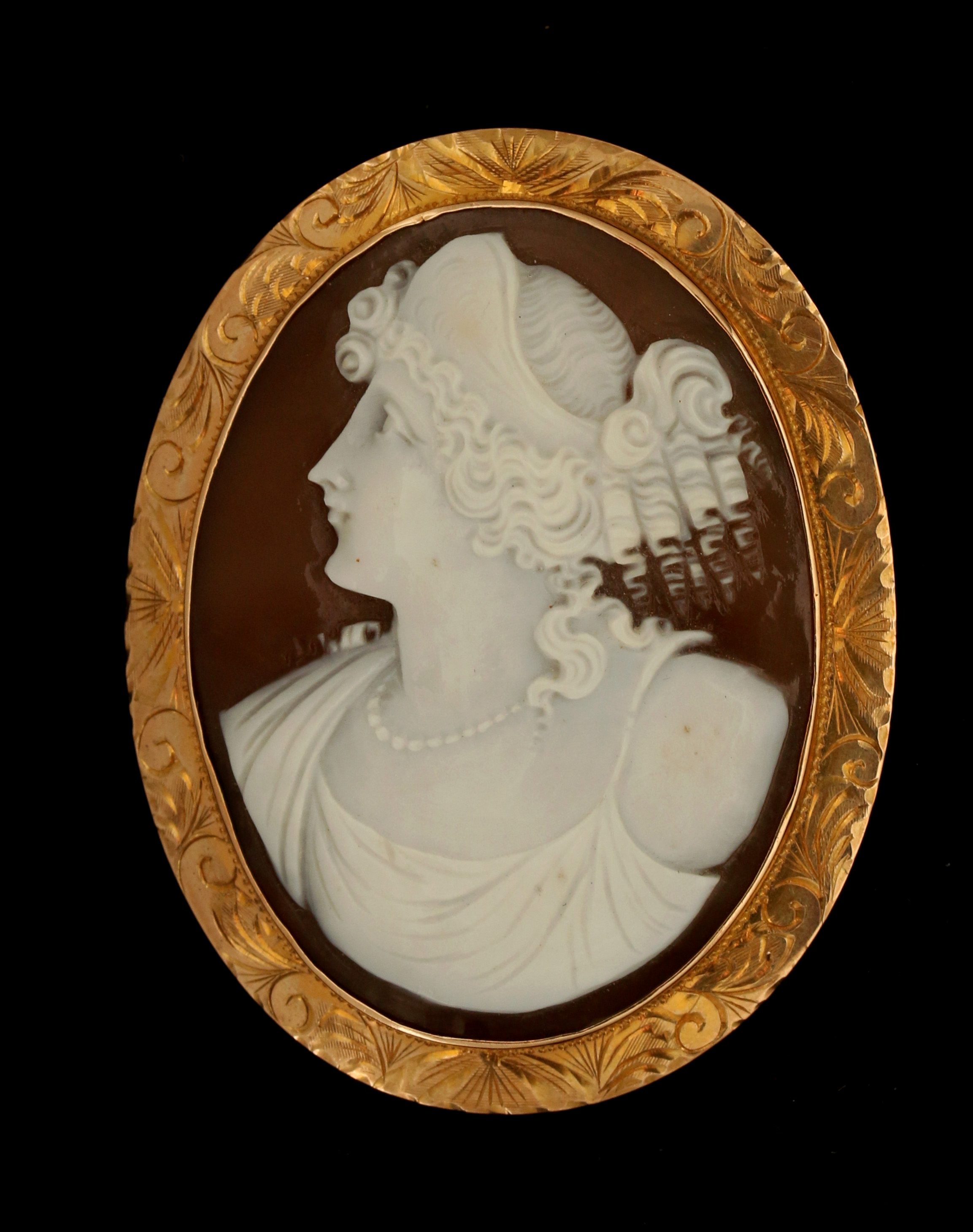 A LARGE ANTIQUE CARVED SHELL CAMEO BROOCH