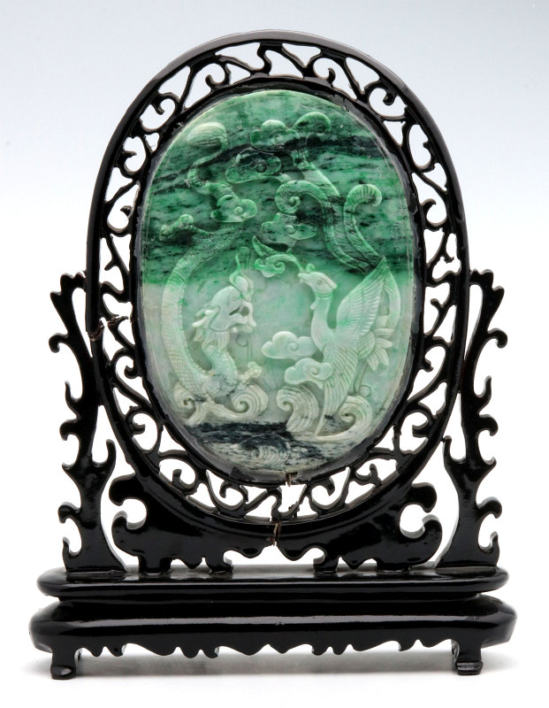 AN EARLY TO MID 20TH C. JADE PLAQUE TABLE SCREEN