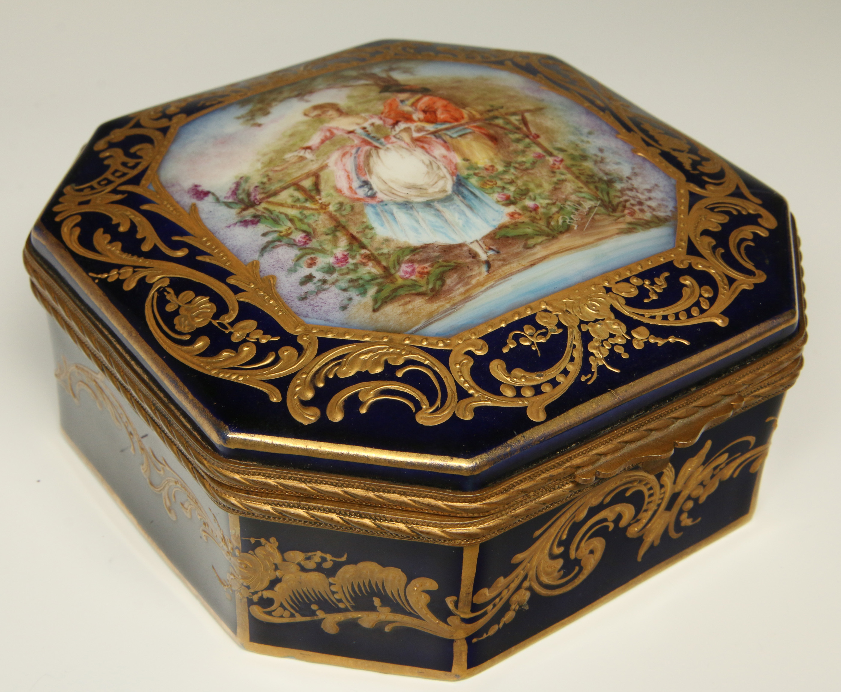 AN EARLY 20TH C. SEVRES STYLE DRESSER BOX