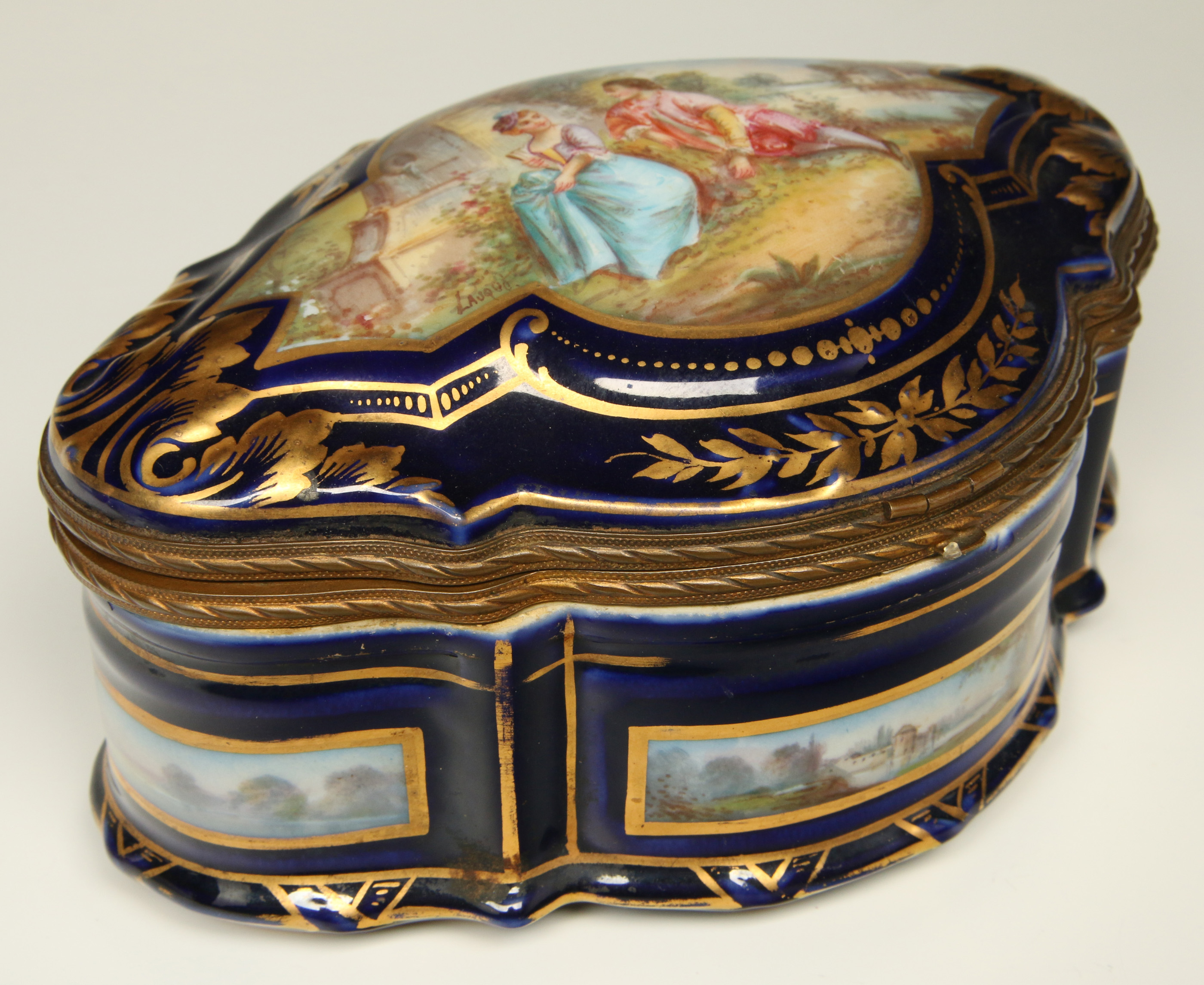 A 19TH C FRENCH PORCELAIN BOX, STYLE OF SEVRES