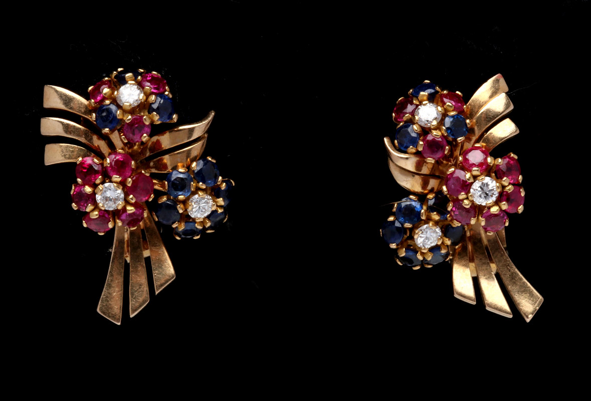 A PAIR OF GOOD 18K GOLD AND GEMSTONE EARRINGS