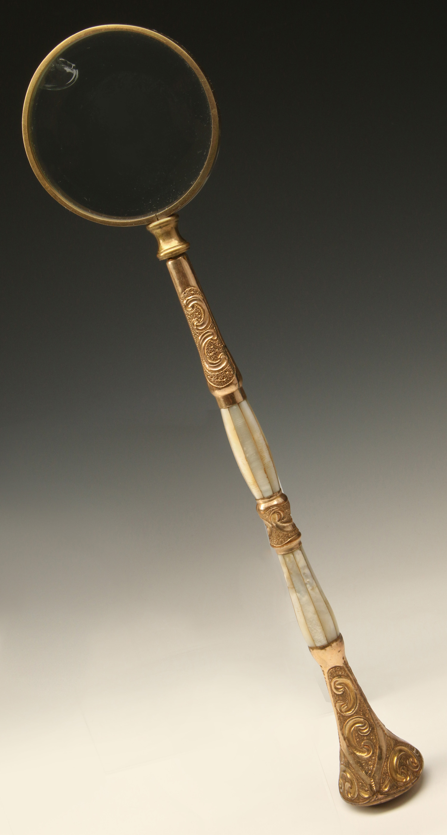 AN ANTIQUE PARASOL HANDLE MAGNIFYING GLASS