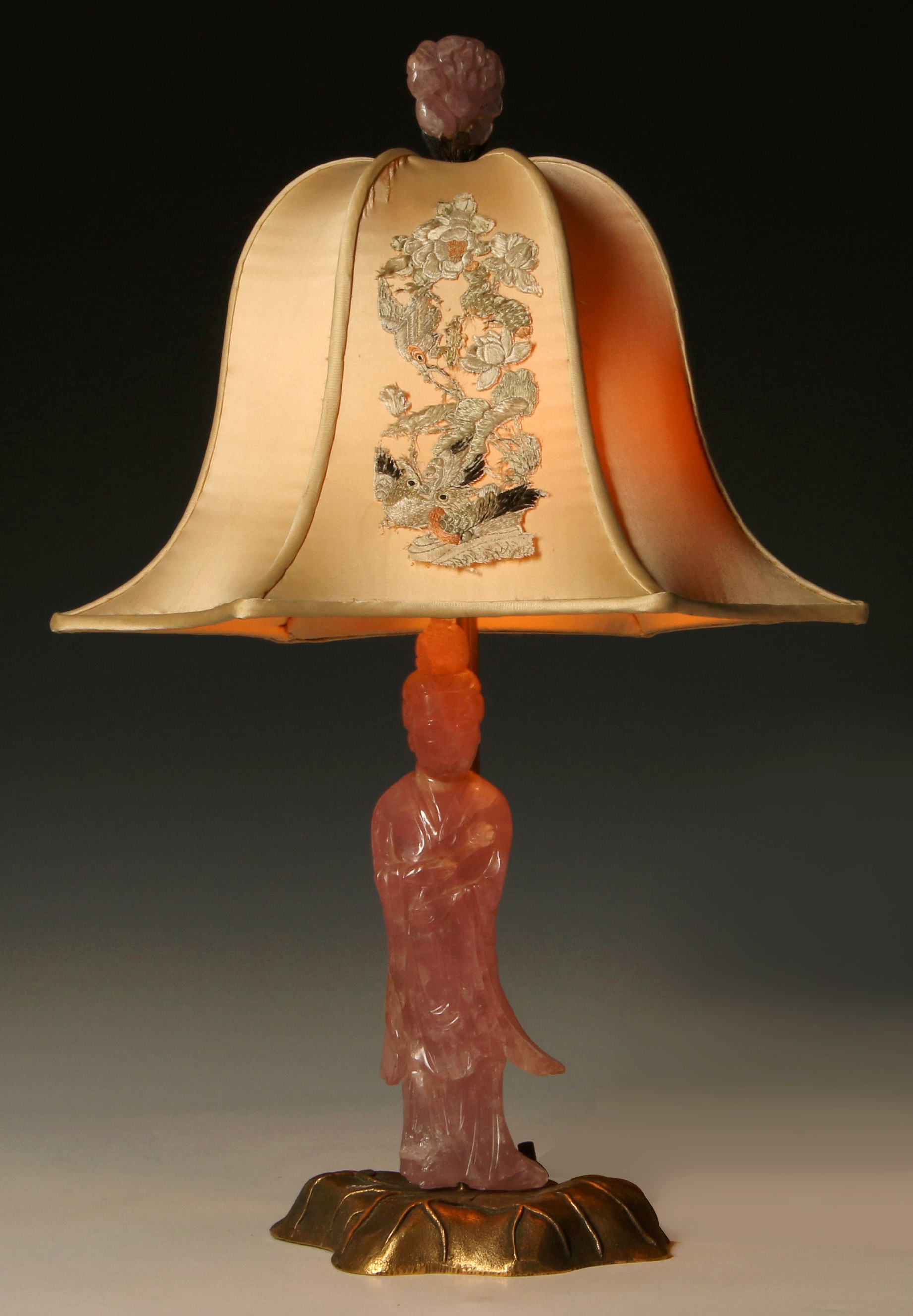 A CHINESE CARVED ROSE QUARTZ FIGURINE TABLE LAMP