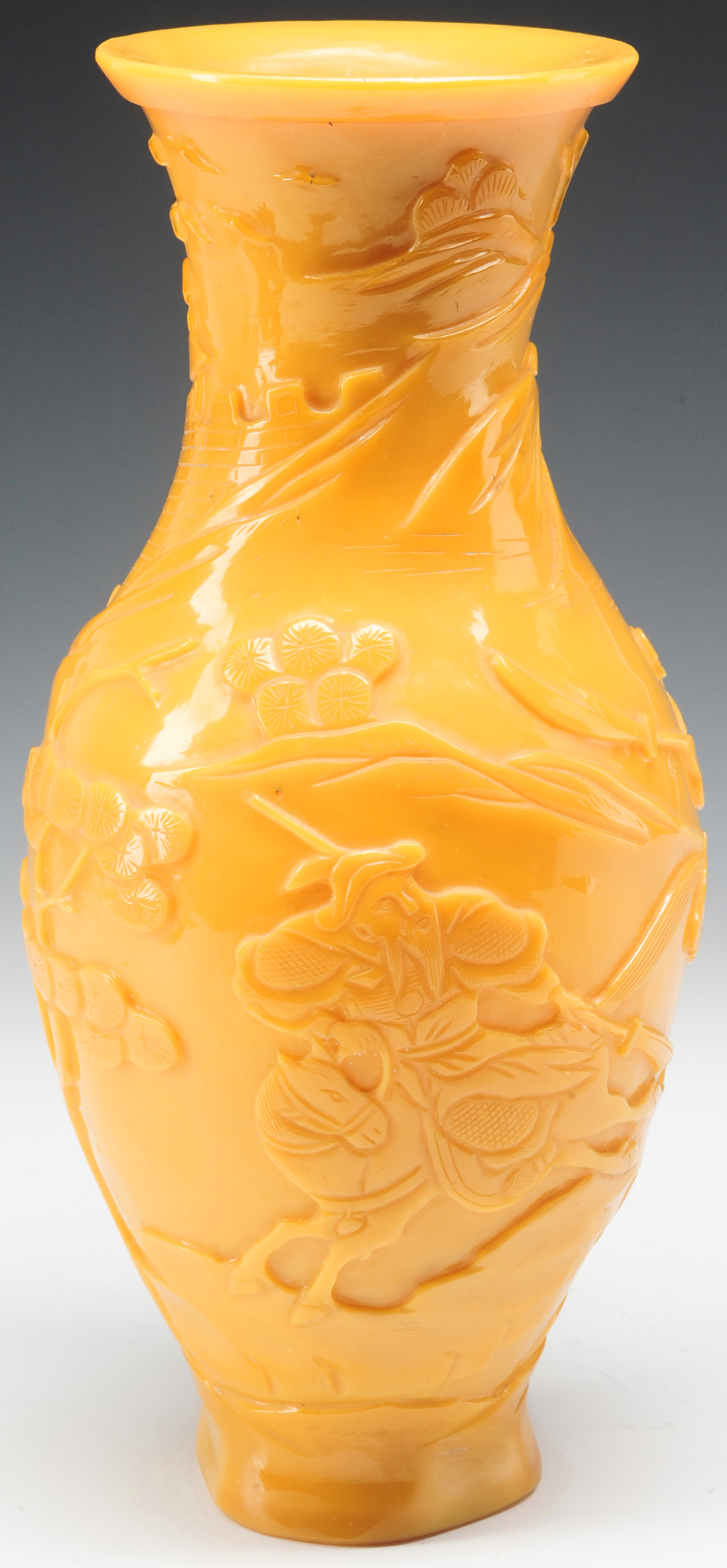 A FINELY CARVED CHINESE YELLOW PEKING GLASS VASE