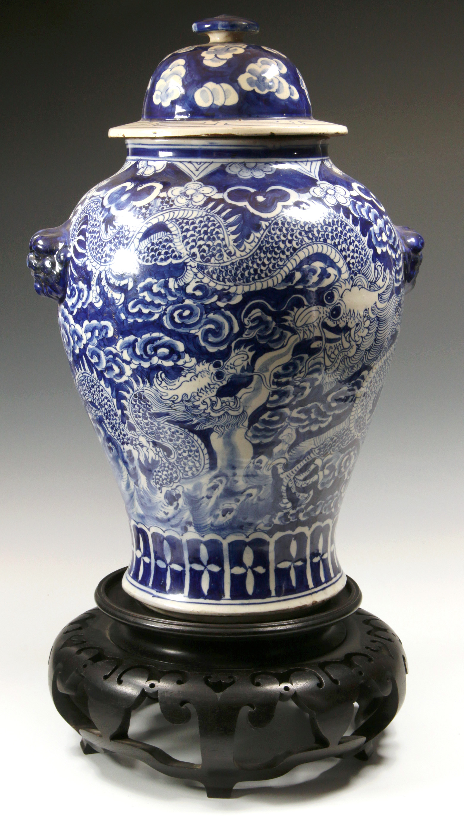 A CHINESE BLUE & WHITE PORCELAIN LIDDED GINGER JAR