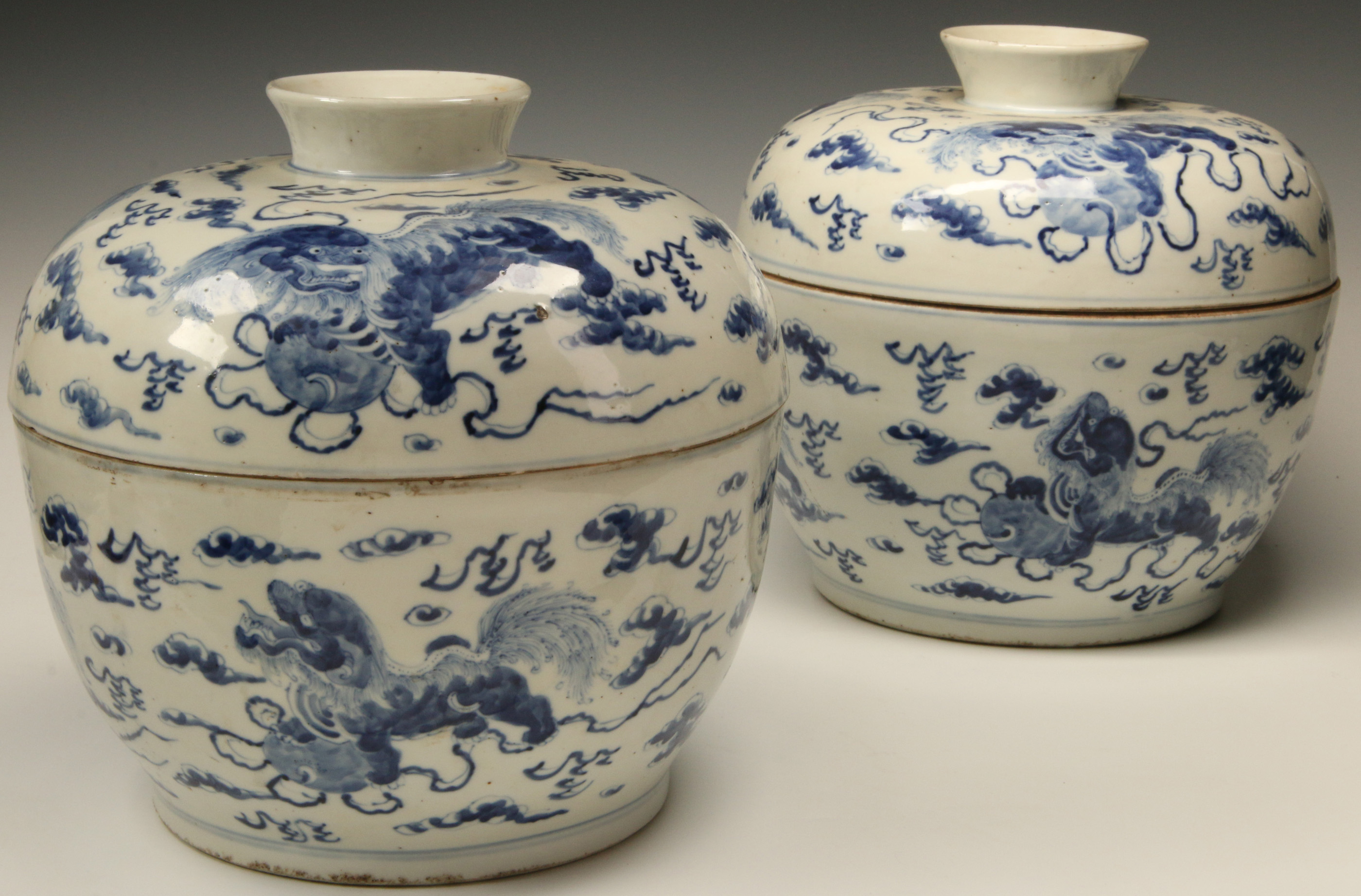 A PAIR OF ANTIQUE CHINESE BLUE AND WHITE PORCELAIN