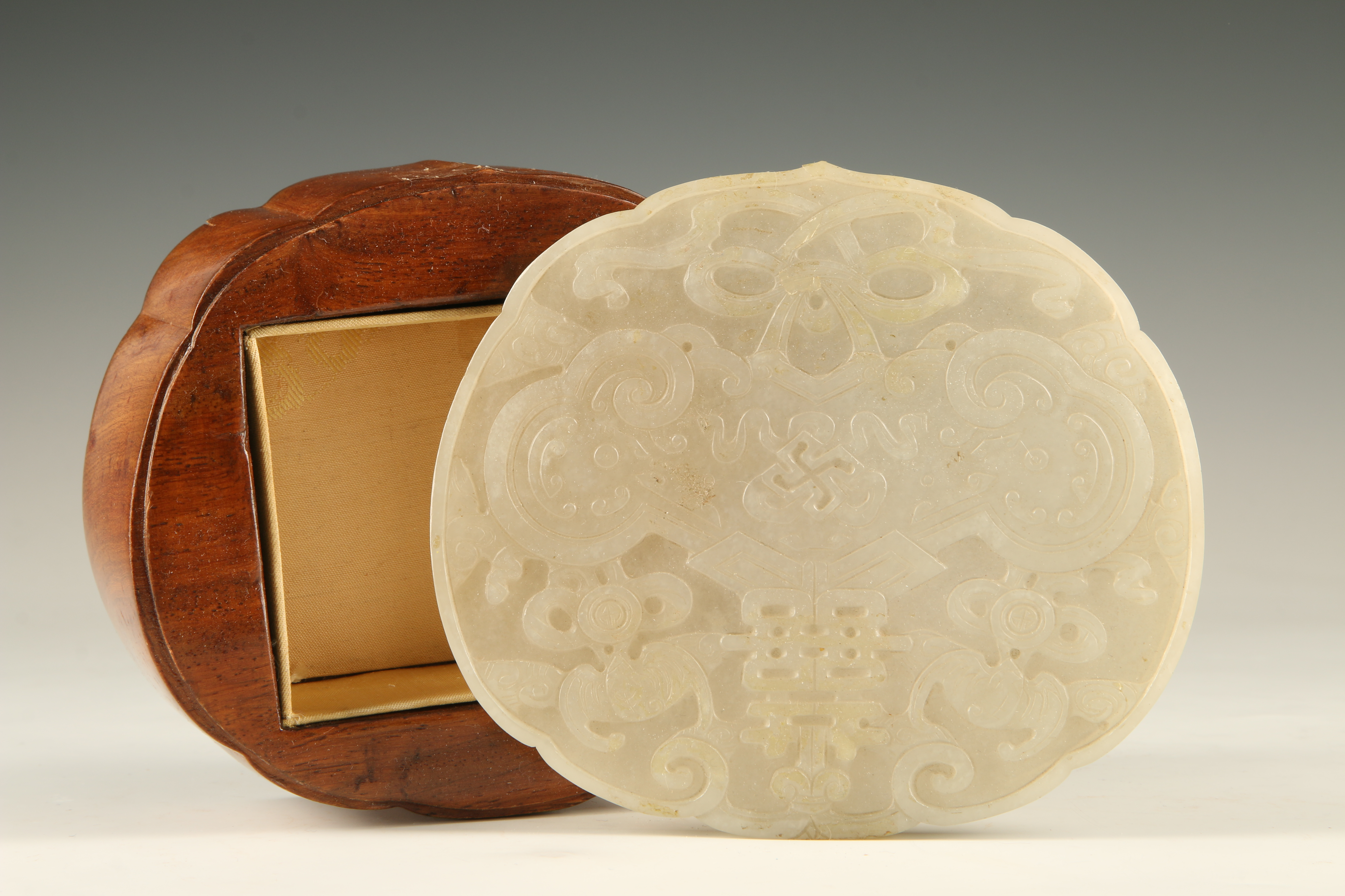 AN ANTIQUE CHINESE CARVED JADE AMULET BOX COVER