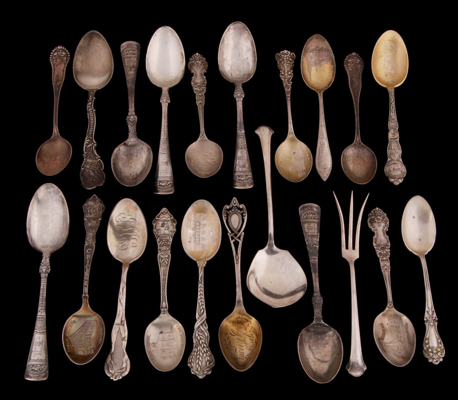 AN ESTATE LOT STERLING SILVER SPOONS