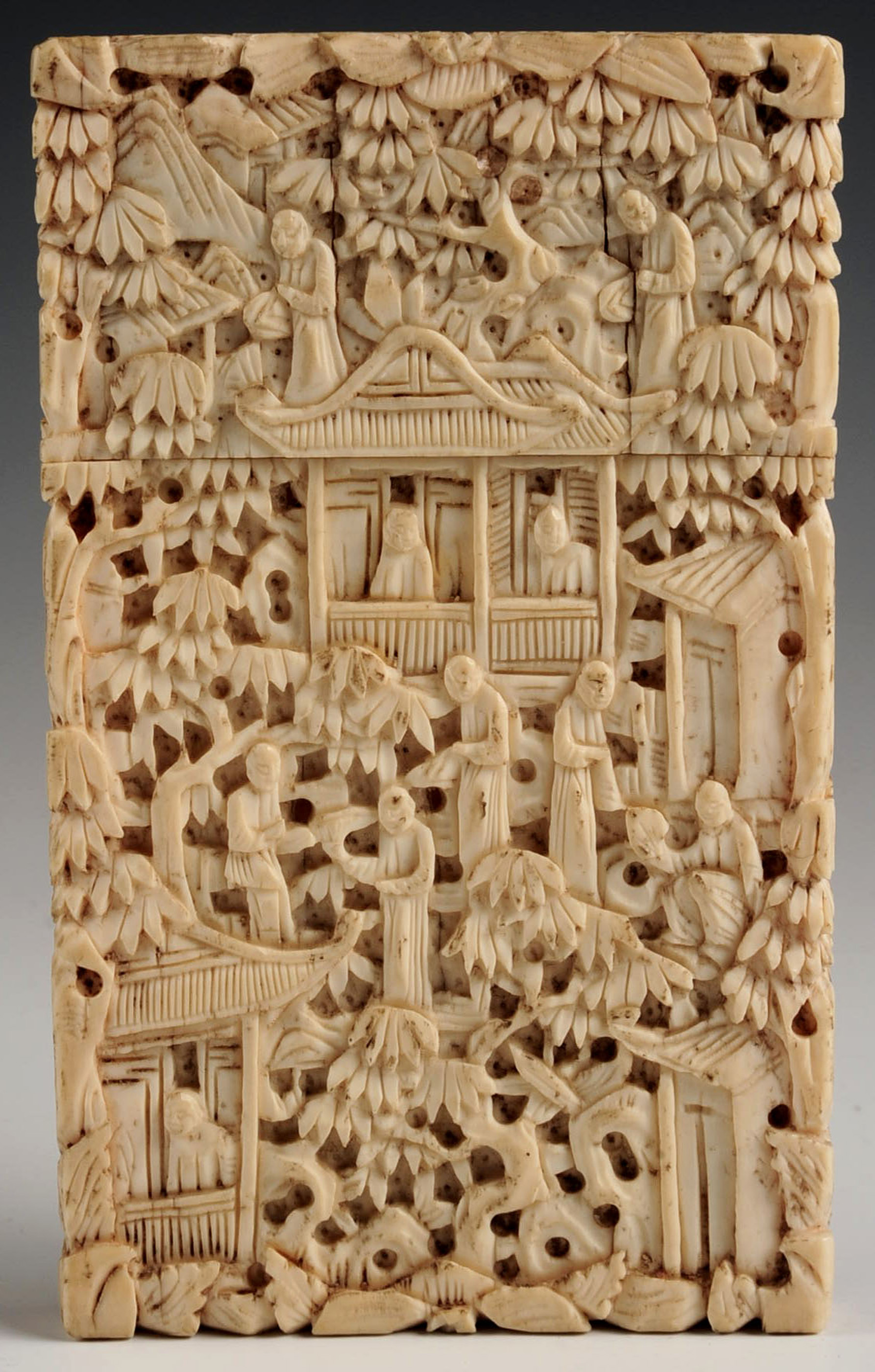 AN ANTIQUE CHINESE CANTON EXPORT CARVED IVORY CARD