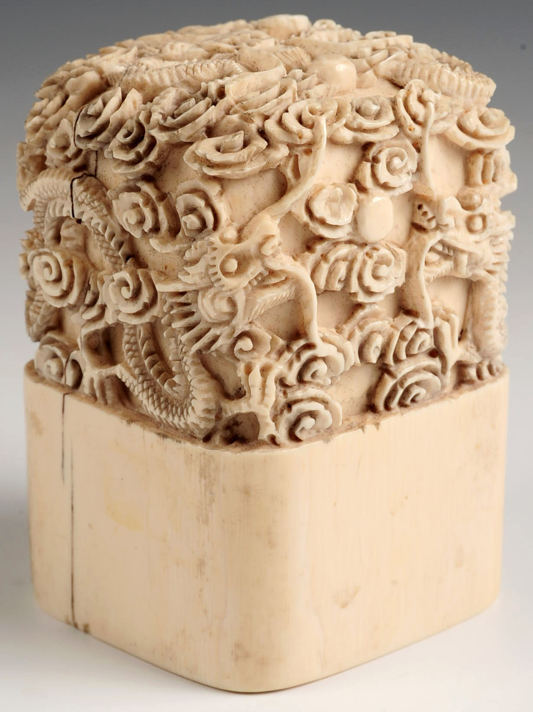 AN ANTIQUE CHINESE CARVED IVORY SEAL WITH DRAGONS