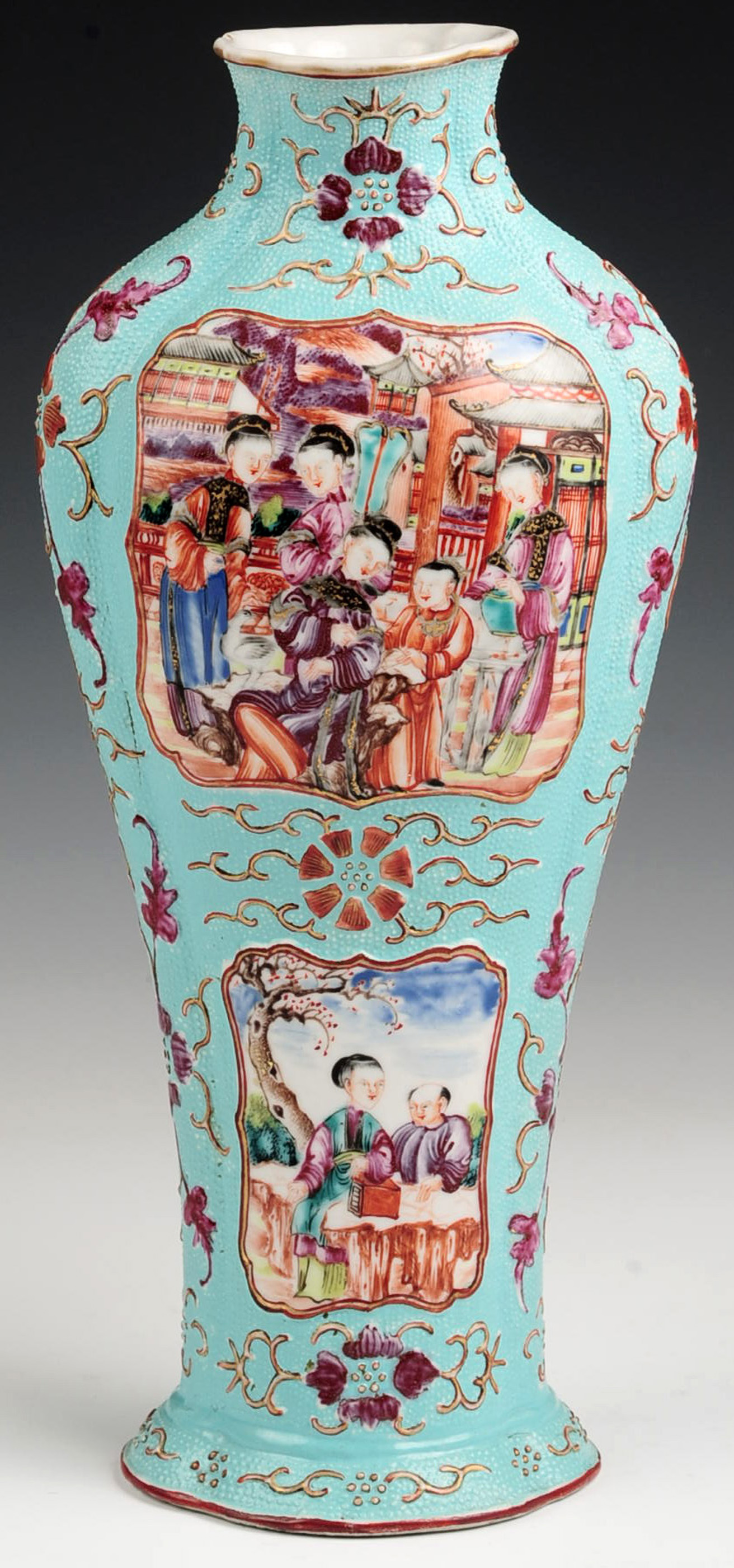 A 19TH CENTURY CHINESE EXPORT PORCELAIN VASE