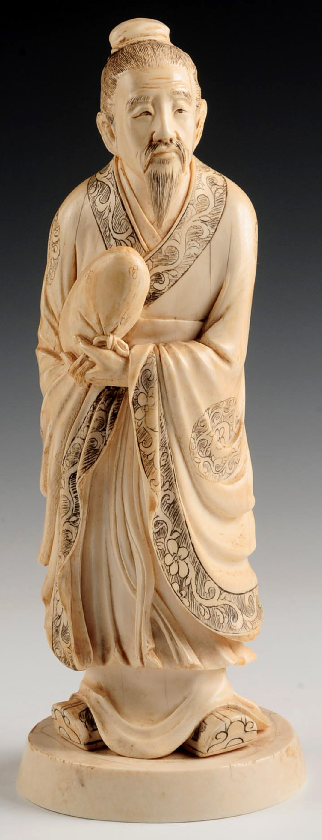 AN ANTIQUE CHINESE CARVED IVORY FIGURE