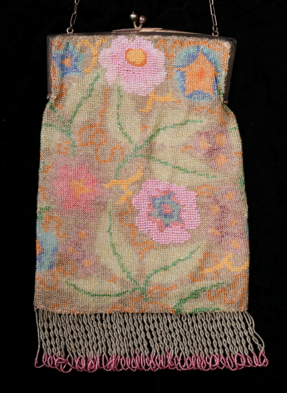 A LARGE 1920s FLORAL PATTERN BEADED EVENING BAG