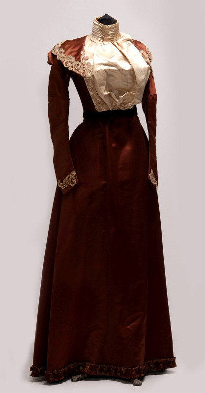 A CIRCA 1860 VICTORIAN SATIN DRESS AND PERLINE