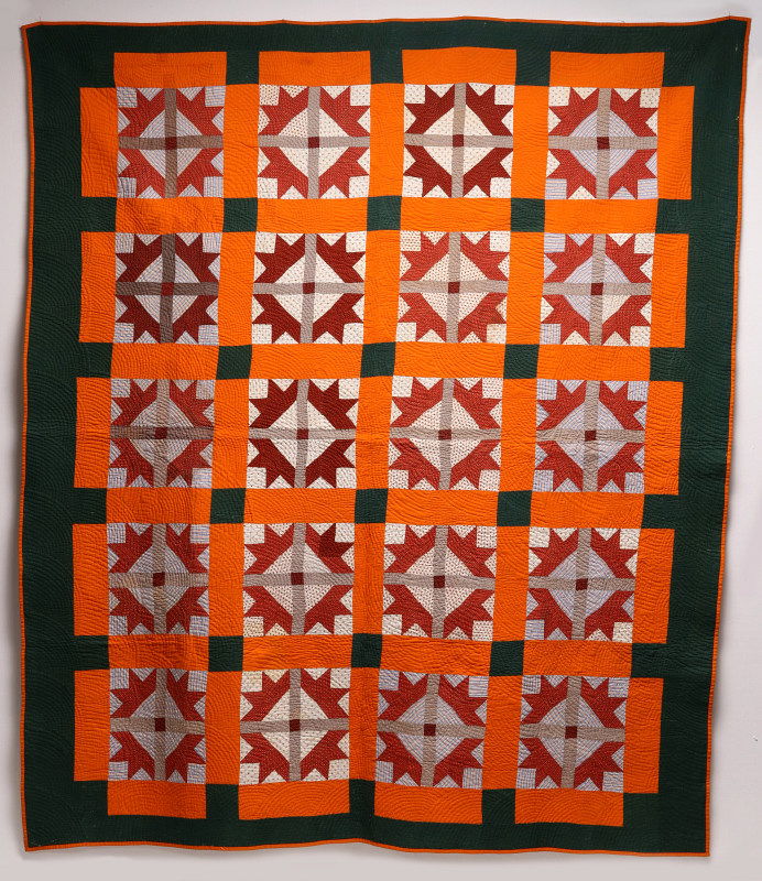 AN EXCEPTIONAL 19TH C. AMERICAN 'BEAR PAWS' QUILT