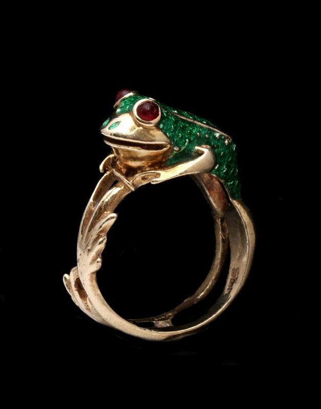 A 14K GOLD RING CAST AS A FROG WITH CABOCHON EYES