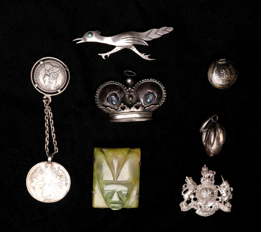 AN ESTATE OT OF SILVER JEWELRY AND OTHER OBJECTS