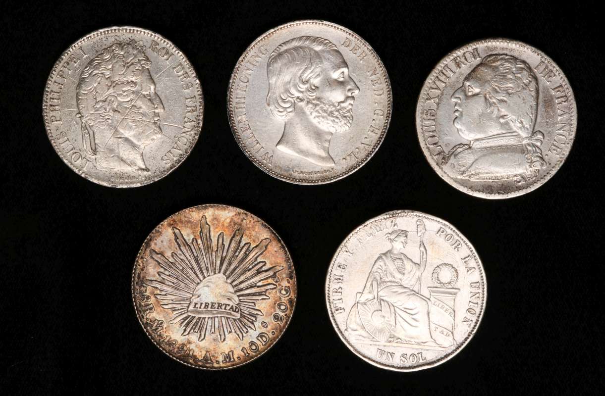 AN ESTATE LOT OF 19TH C EUROPEAN AND MEXICAN COINS