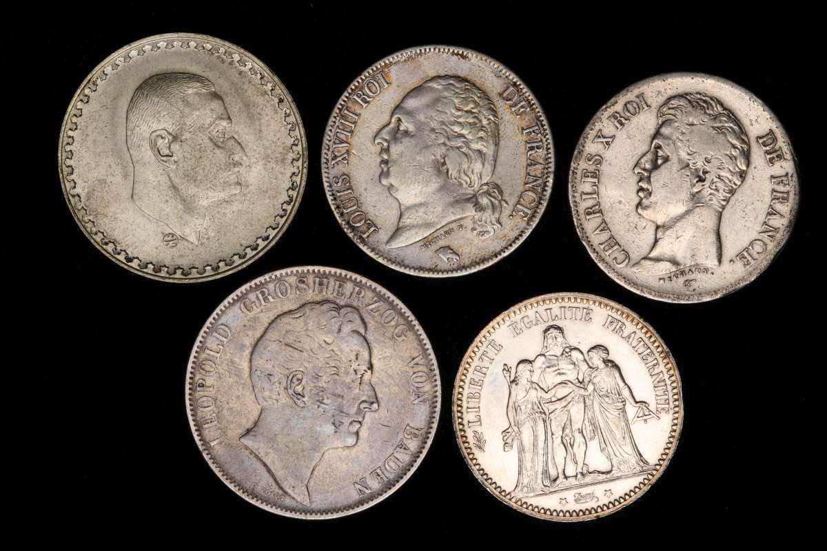 AN ESTATE LOT OF 19TH C EUROPEAN AND PERSIAN COINS