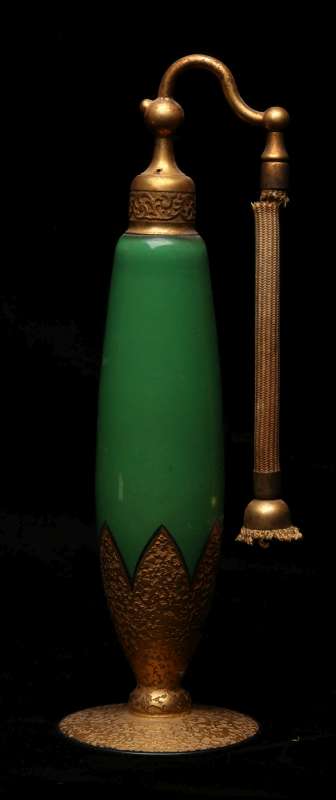A DEVILBISS ART GLASS PERFUME ATOMIZER CIRCA 1920s