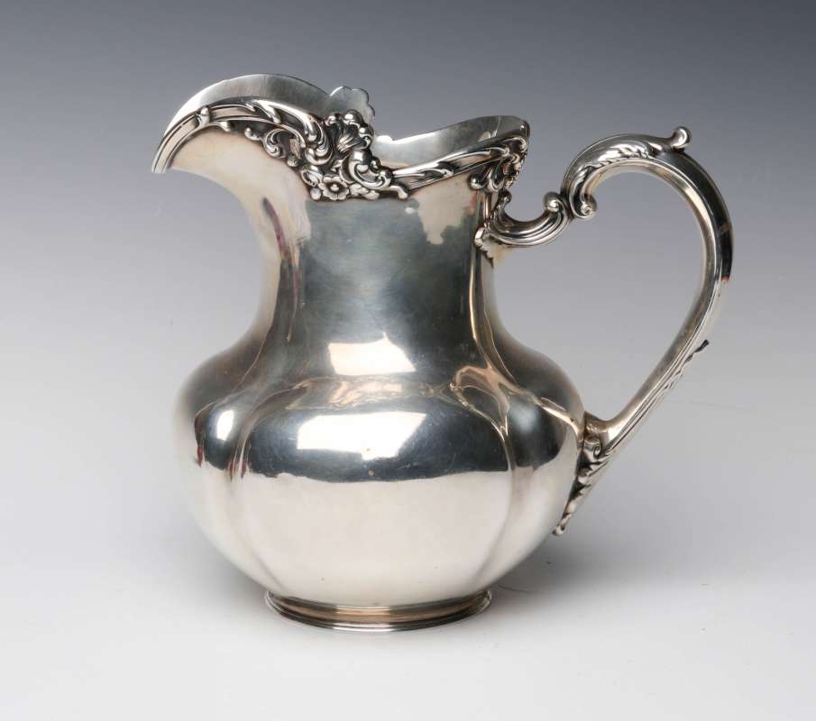 AN EARLY 20TH CENT STERLING SILVER WATER PITCHER