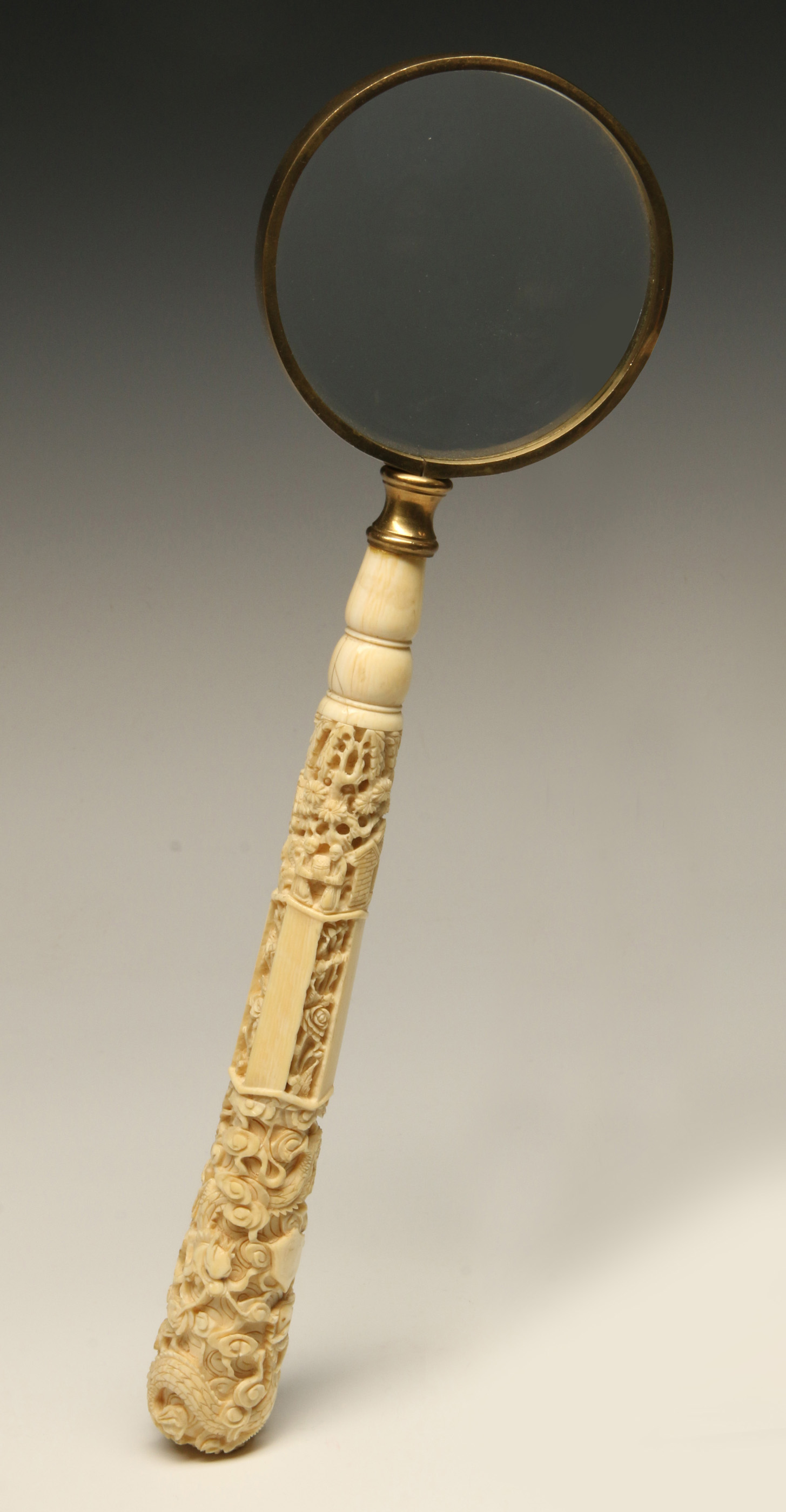 AN ANTIQUE MAGNIFYING GLASS WITH CARVED IVORY
