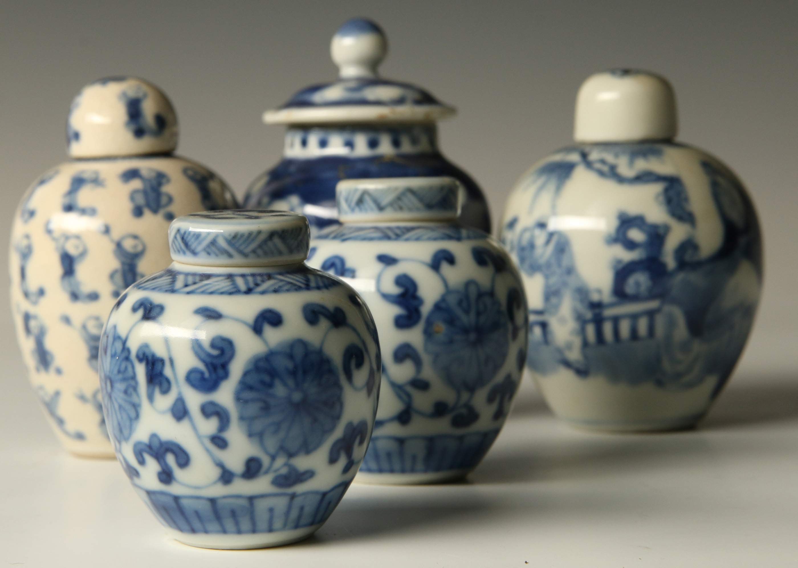 A GROUP OF CHINESE MINIATURE BLUE & WHITE GINGER J