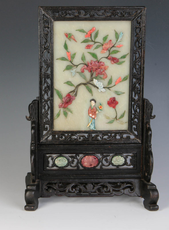 AN EARLY 20TH CENTURY CHINESE TABLE SCREEN