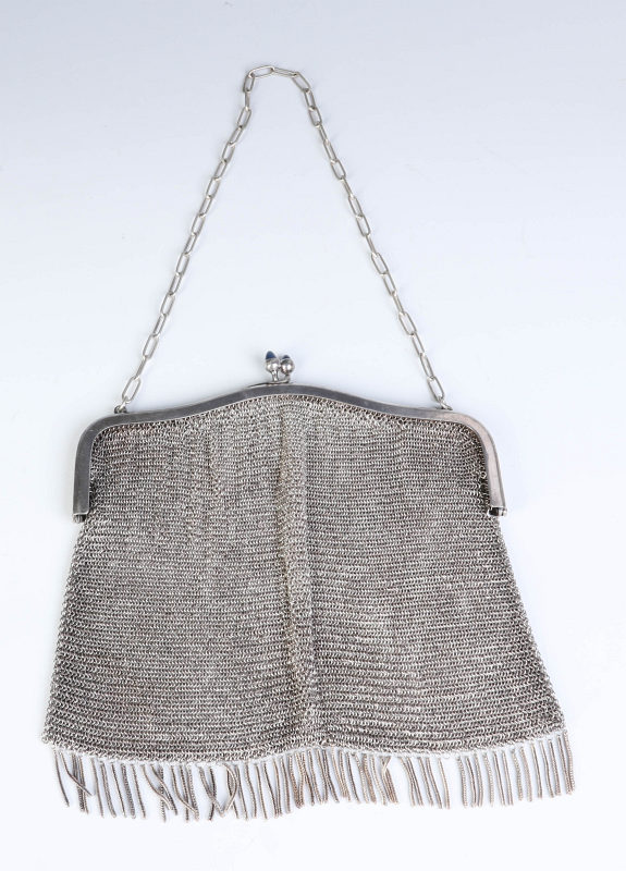 AN ANTIQUE SILVER MESH PURSE WITH CABOCHON CLASP