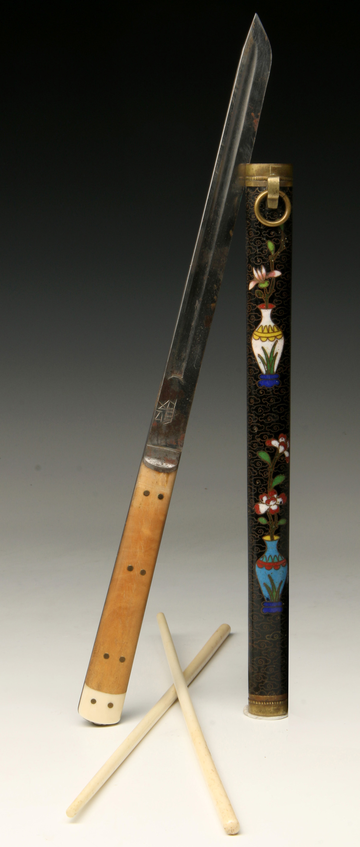 AN EARLY 20TH C. CHINESE KNIFE TROUSSE IN CLOISONN