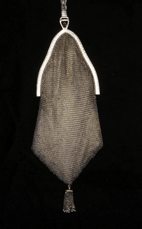 A NICE QUALITY 1920s STERLING SILVER EVENING BAG