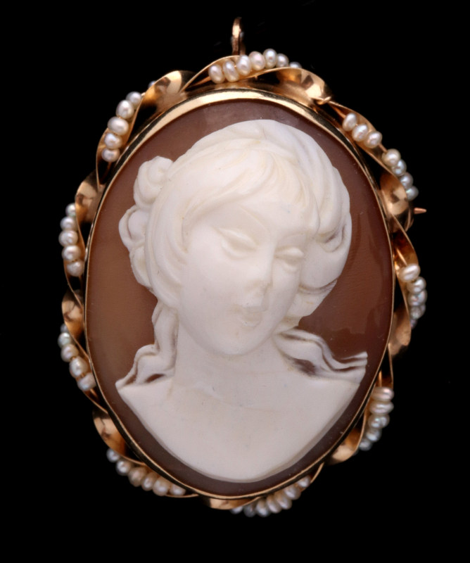 AN ANTIQUE CARVED SHELL CAMEO IN HIGH RELIEF, 14K