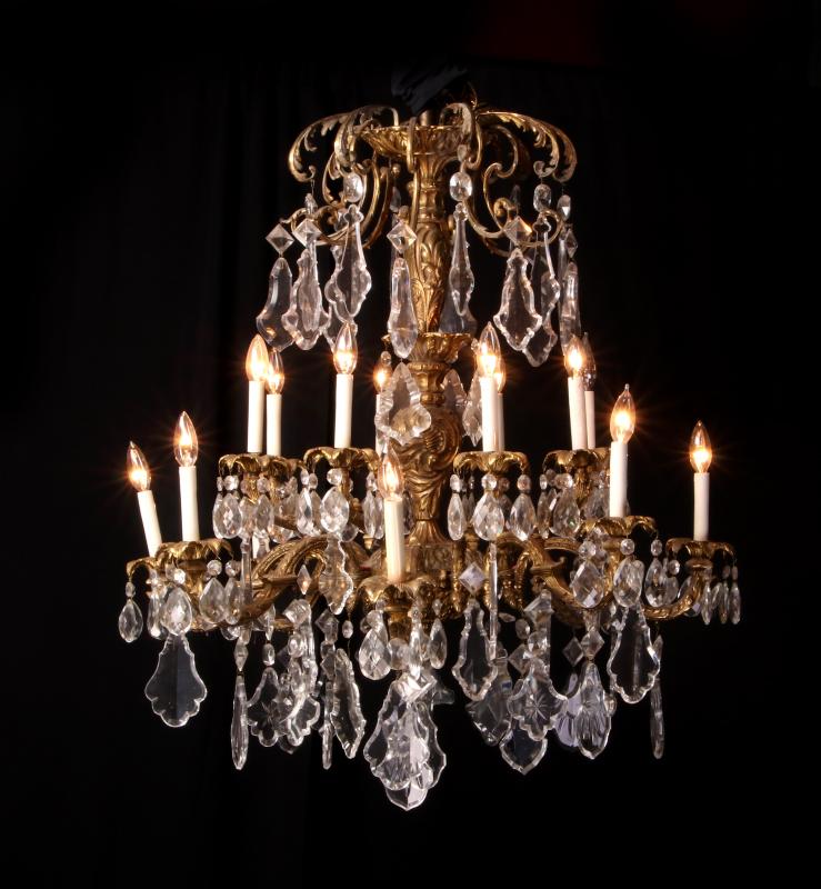 A LATE 20TH CENT. BRASS AND CUT CRYSTAL CHANDELIER