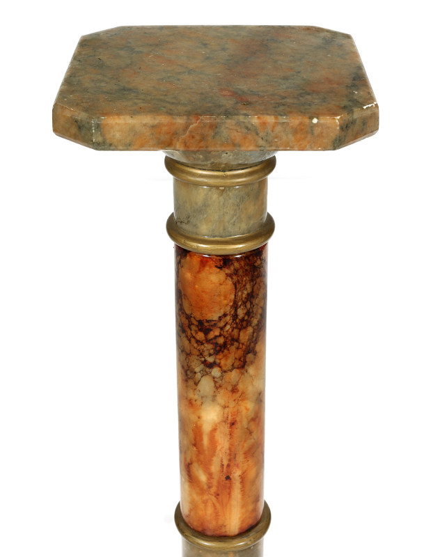 AN EARLY 20TH CENTURY MARBLE PEDESTAL