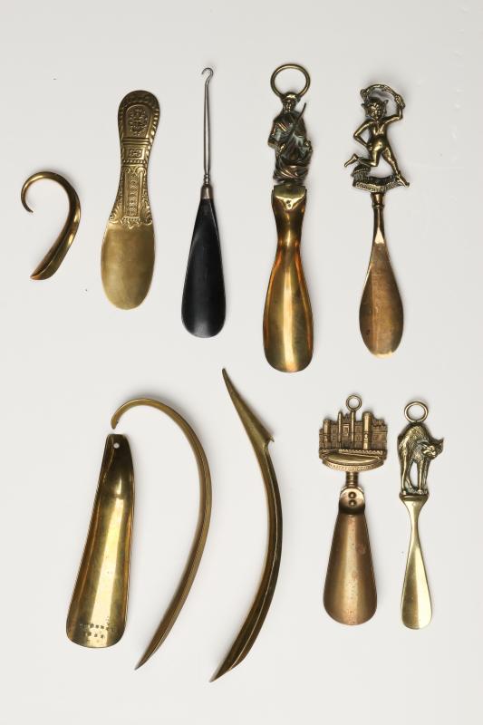 A COLLECTION OF ANTIQUE AND COLLECTIBLE SHOE HORNS