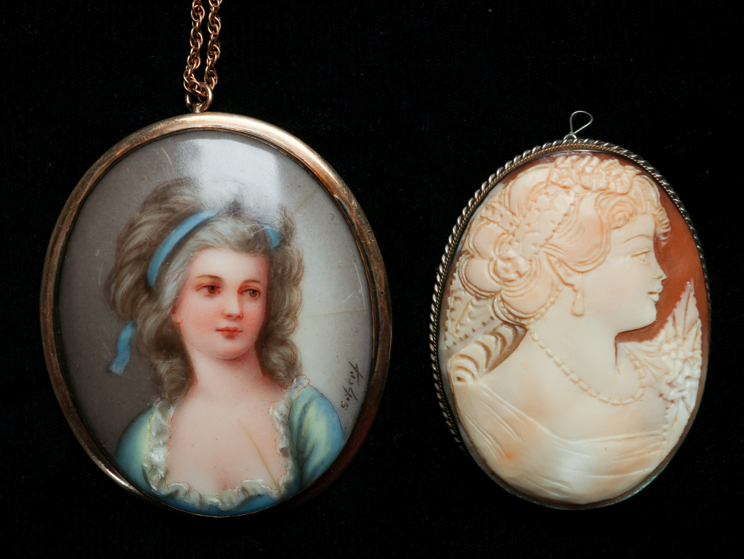 A CARVED SHELL CAMEO AND PORCELAIN PENDANT